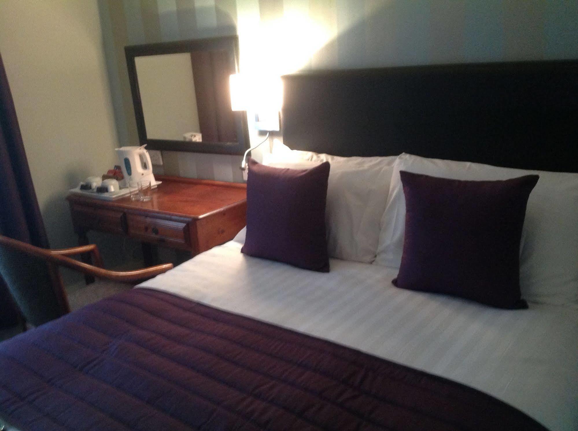 The Old Mill Hotel ซอลส์บรี ภายนอก รูปภาพ
