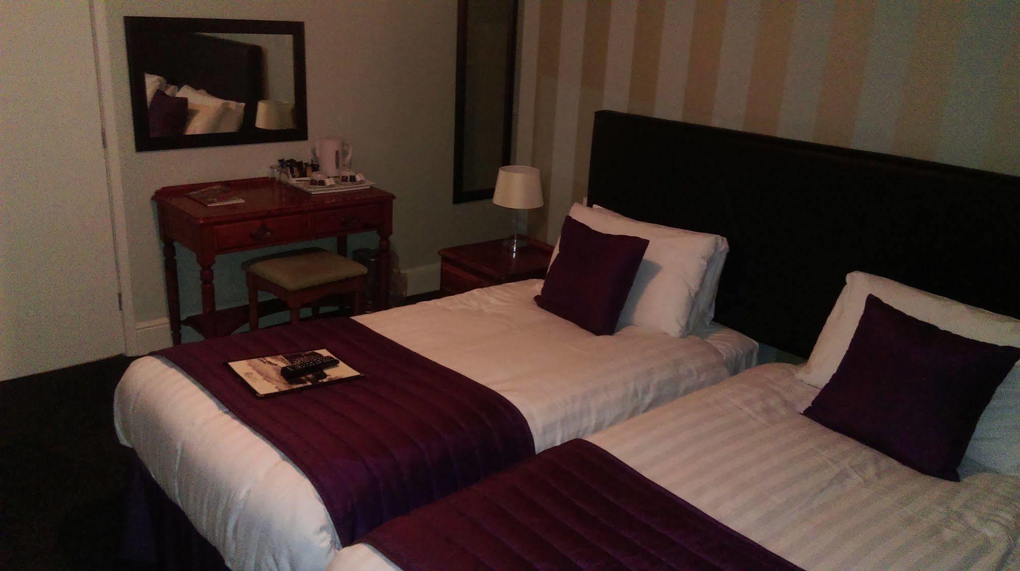 The Old Mill Hotel ซอลส์บรี ภายนอก รูปภาพ